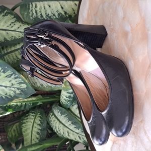 Beautiful Max Studio French doll Style black leather shoes on high  heels.Used.